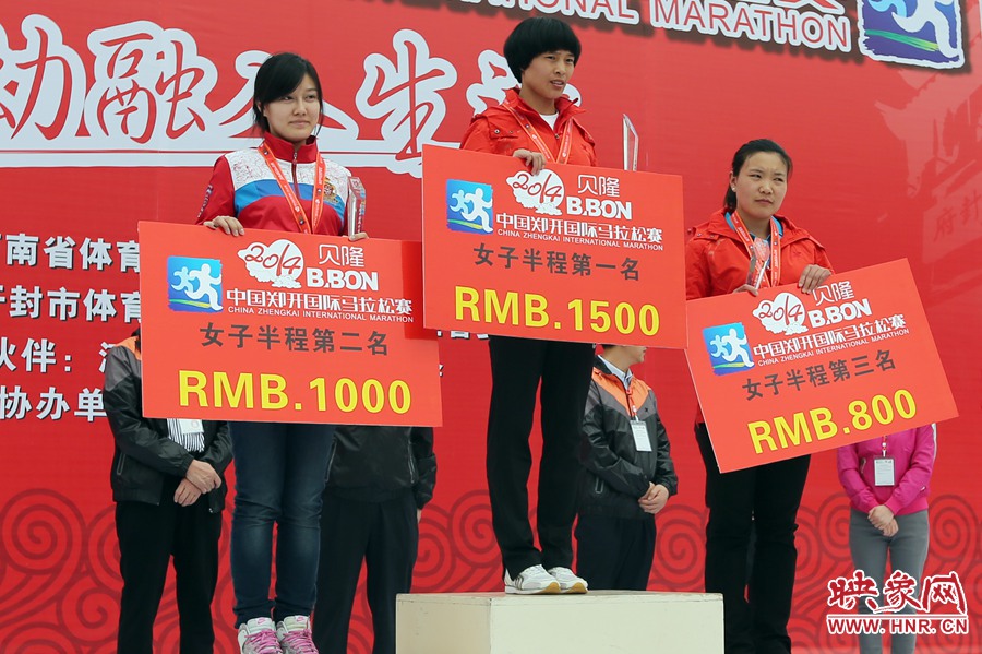 女子半程前三名選手。