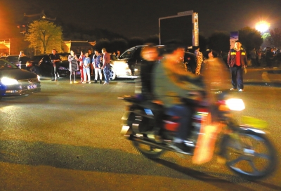 3月30日凌晨，地震發(fā)生后，秭歸縣城一些居民聚集到開闊的廣場上。新華社發(fā)