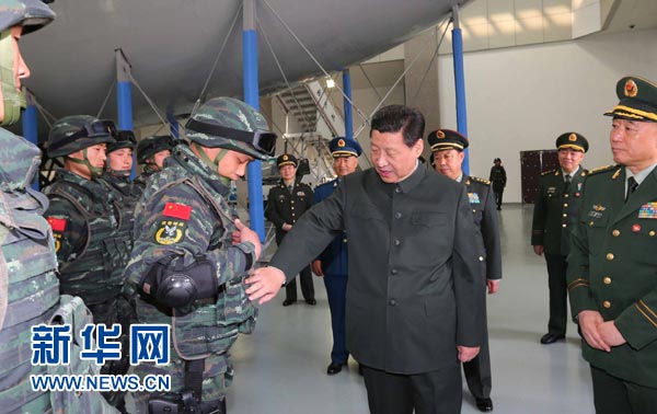 這是習(xí)近平同特戰(zhàn)隊(duì)員親切交談，詳細(xì)詢問(wèn)他們的教學(xué)訓(xùn)練和生活情況。