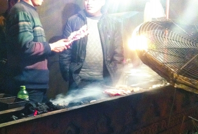 露天燒烤整夜煙熏火燎，路邊居民苦不堪言。