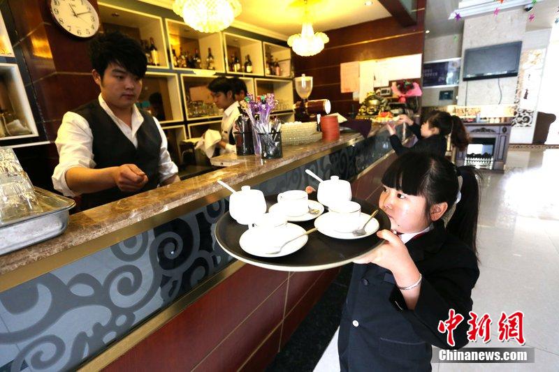 鄭州現(xiàn)袖珍人童話(huà)主題餐廳 店員平均身高1.3米