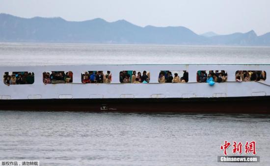 　4月17日清晨，失蹤者家屬乘坐渡輪前往事故現(xiàn)場。