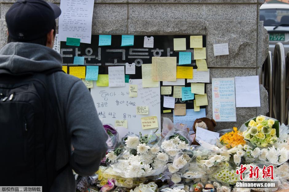 當(dāng)?shù)貢r(shí)間2014年4月21日，韓國(guó)安山，民眾持續(xù)為沉沒(méi)客輪失蹤乘客祈禱。