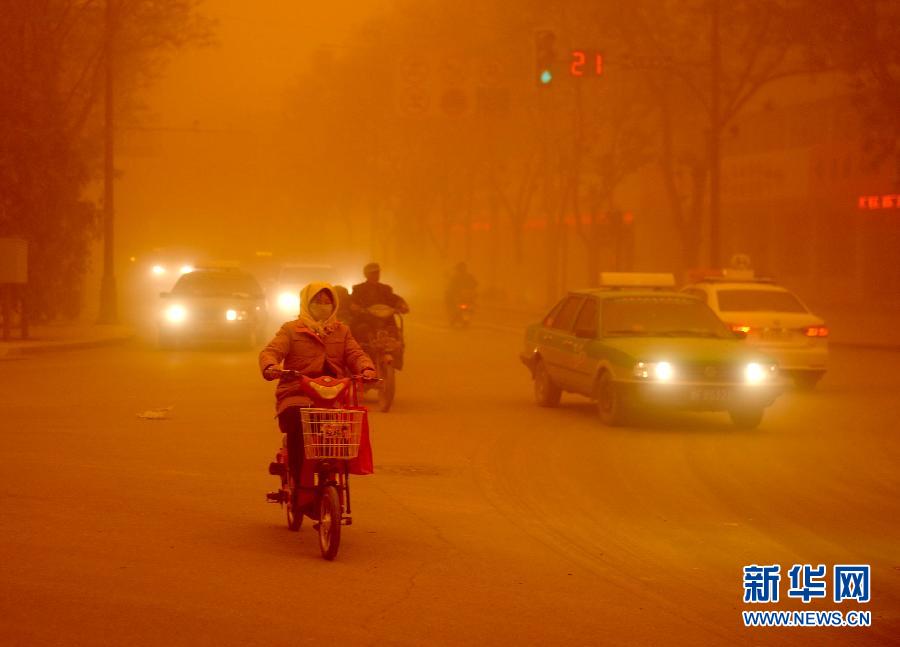 4月23日，沙塵暴中的敦煌街頭。