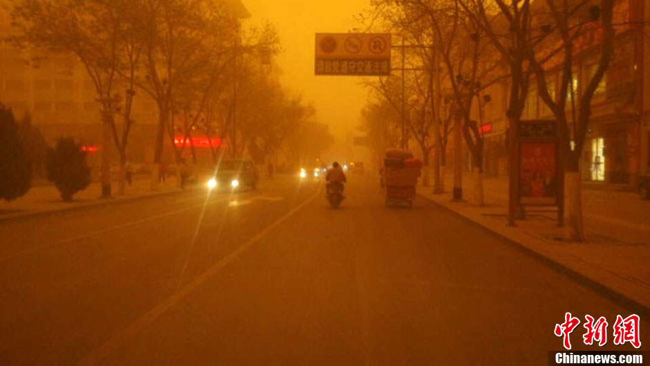 4月23日中午，甘肅酒泉多地出現(xiàn)強(qiáng)沙塵暴。