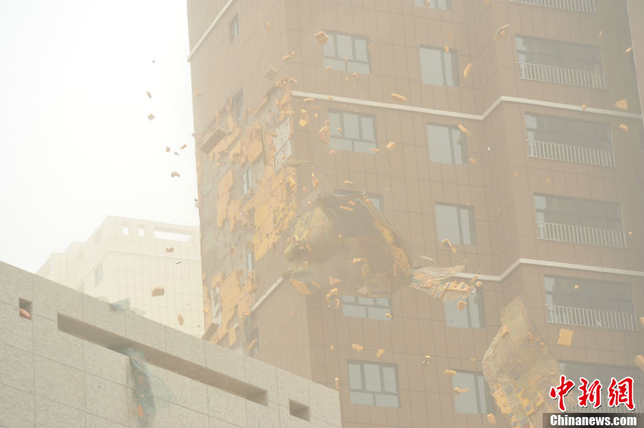 4月23日，受強(qiáng)冷空氣影響，新疆哈密出現(xiàn)出現(xiàn)強(qiáng)沙塵和降溫天氣，部分路段能見度不足50米