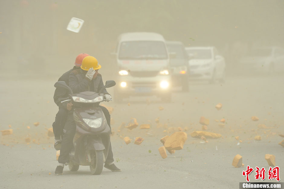 4月23日，受強(qiáng)冷空氣影響，新疆哈密出現(xiàn)出現(xiàn)強(qiáng)沙塵和降溫天氣