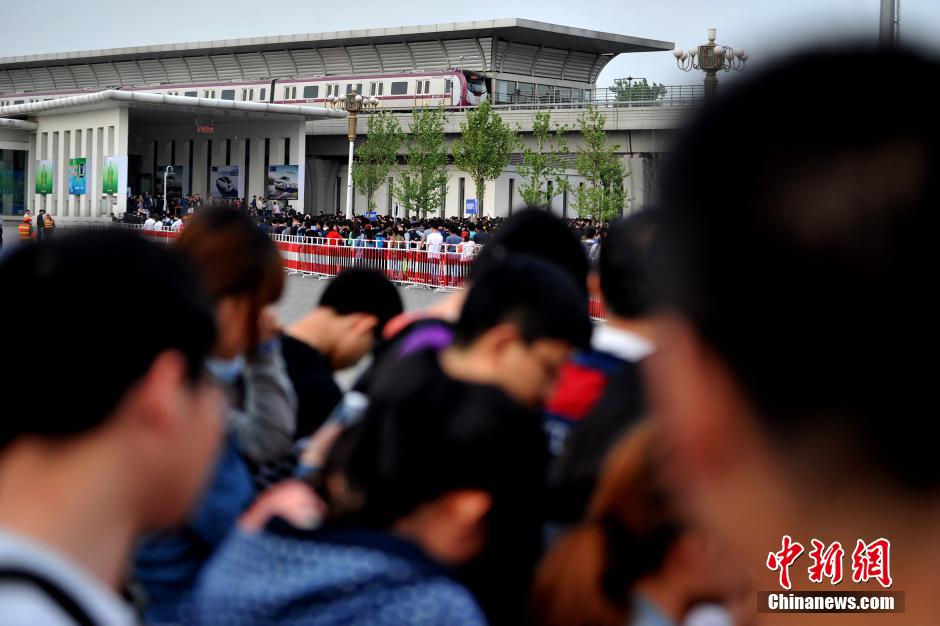 北京車展公眾日首個(gè)周末 地鐵國(guó)展站客流破紀(jì)錄 北京車展公眾日首個(gè)周末 地鐵國(guó)展站客流破紀(jì)錄