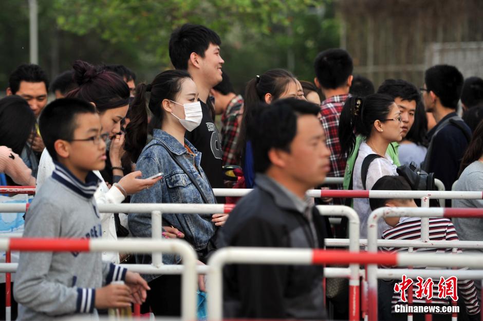 北京車展公眾日首個(gè)周末 地鐵國(guó)展站客流破紀(jì)錄 北京車展公眾日首個(gè)周末 地鐵國(guó)展站客流破紀(jì)錄