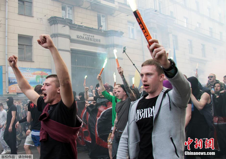 當?shù)貢r間4月28日，烏克蘭哈爾科夫，親歐民眾和親俄民眾在街頭示威時發(fā)生大規(guī)模沖突。