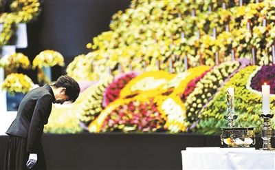 4月29日，韓國總統(tǒng)樸槿惠為“歲月”號沉沒客輪死難者默哀圖片/IC