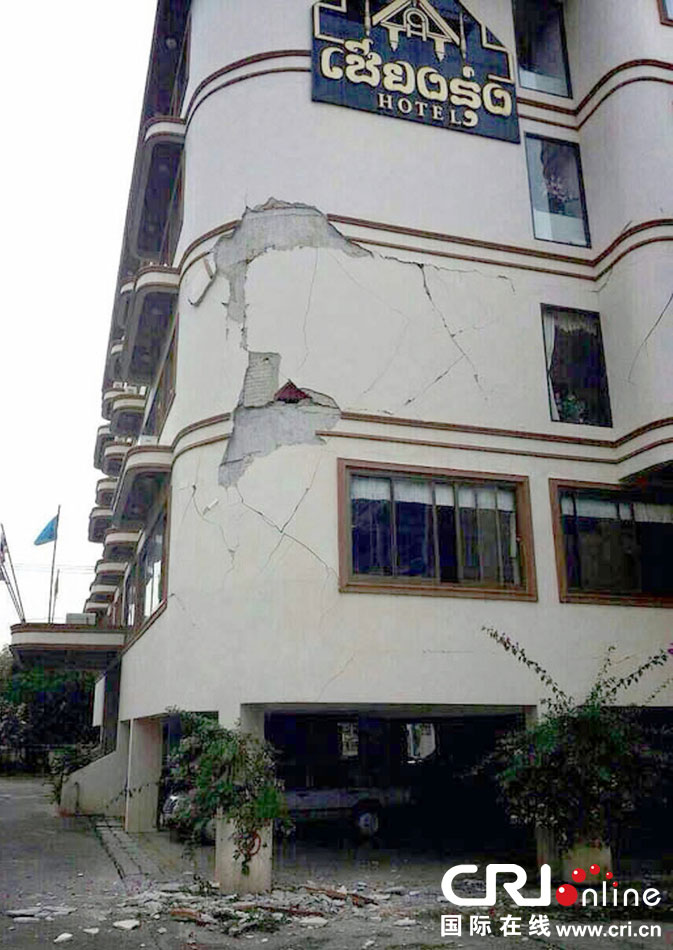 　當(dāng)?shù)貢r(shí)間2014年5月5日，泰國清萊，一棟酒店大樓墻皮脫落。 圖片來源：東方IC