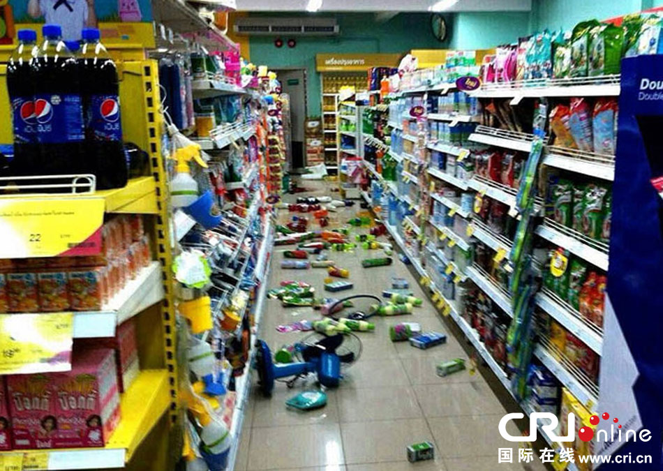 　當(dāng)?shù)貢r(shí)間2014年5月5日，泰國清萊，超市貨架上的商品散落一地。