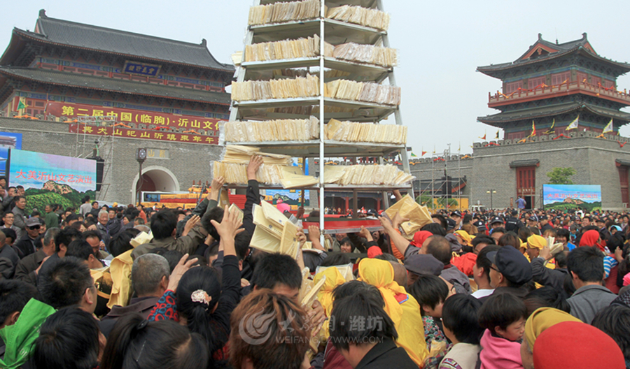 沂蒙山近萬斤供品煎餅被哄搶 原計劃送給福利院 沂蒙山近萬斤供品煎餅被哄搶 原計劃送給福利院