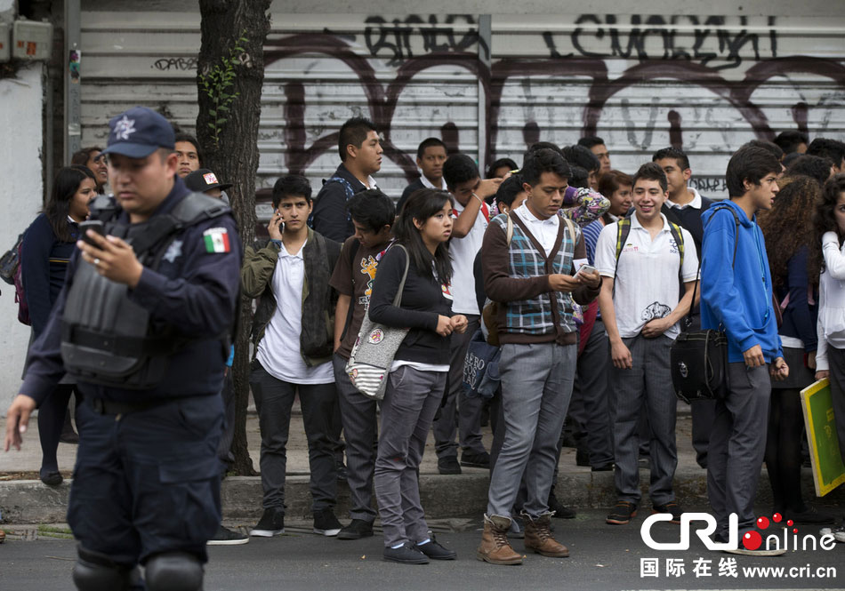 當(dāng)?shù)貢r(shí)間2014年5月8日，墨西哥墨西哥城，市民等在路邊等待道路重新開啟。