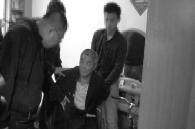 　向南夫被警方抓獲。