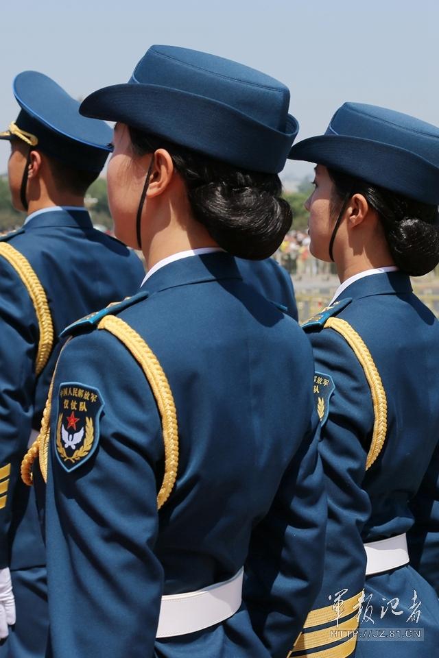解放軍首批女儀仗兵亮相，90%以上擁有大專以上學(xué)歷，平均身高1.72米。圖為女兵儀仗隊(duì)。