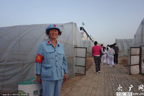 河南一農(nóng)場(chǎng)近百名員工著紅軍裝上班