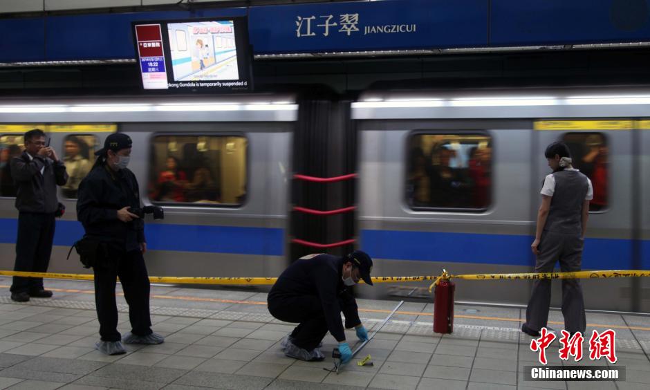 圖為新北市警察在現(xiàn)場(chǎng)勘查。中新社發(fā) 劉舒凌 攝