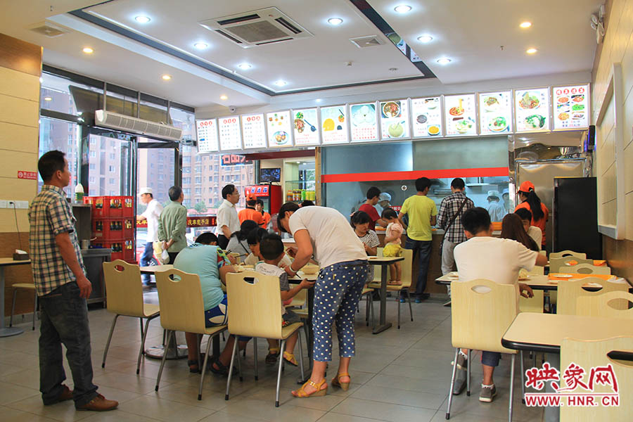 慶豐包子的金字招牌真不是蓋的,雖然店面還沒有正式營業(yè),已有許多食客慕名來吃包子。