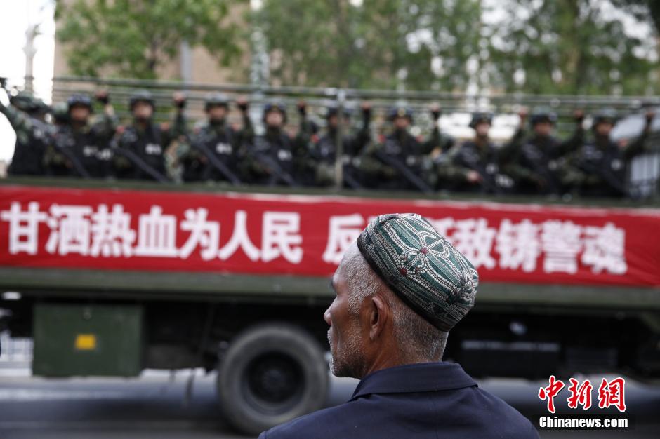 一名維族老人正在路邊觀看 一名維族老人正在路邊觀看