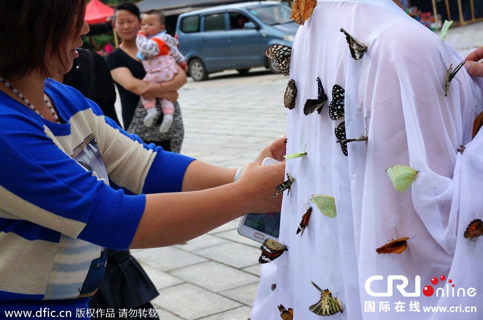 “蝴蝶仙子”身穿上百只剛剛扎死的蝴蝶。圖片來源：老祝/東方IC