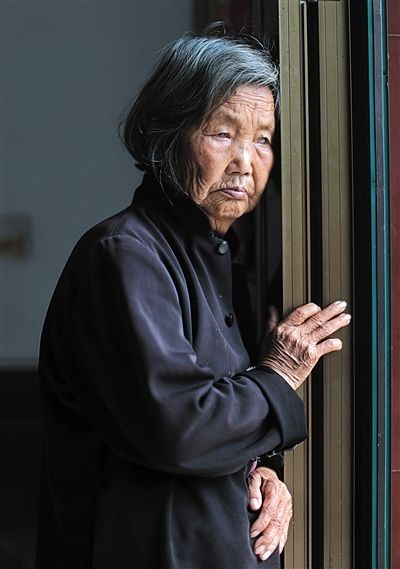 為了能“睡棺木”土葬，潘秀英四次喝農(nóng)藥自殺，后被搶救過來。