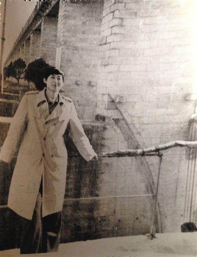 1995年，于英生在蚌埠淮河閘上留影。