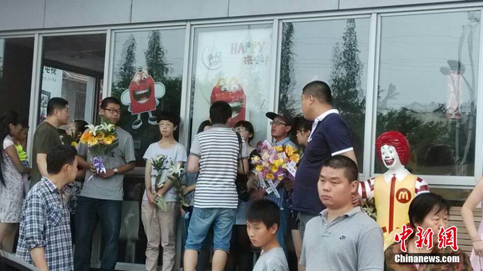 山東招遠民眾自發(fā)悼念“5·28”受害者