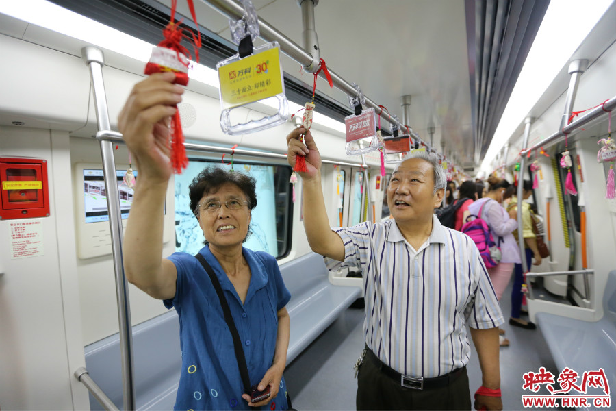 濃濃的端午文化吸引了不少老年人前來乘坐地鐵。