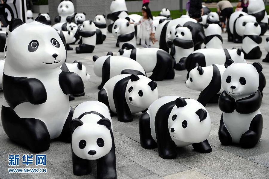 這是6月2日在上海靜安嘉里中心廣場拍攝的萌態(tài)百出的“熊貓”大軍。