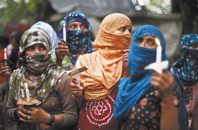 印度民眾舉行紀念儀式，悼念在強奸案中遇害的兩名少女。