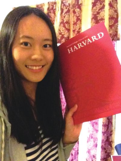 一米七二的身高，小麥色的皮膚，長(zhǎng)發(fā)近乎及腰，灰色的連衣裙，當(dāng)“美范兒”十足的張媛琦出現(xiàn)在記者面前時(shí)，記者很難想象如此成熟的她才只有19歲。