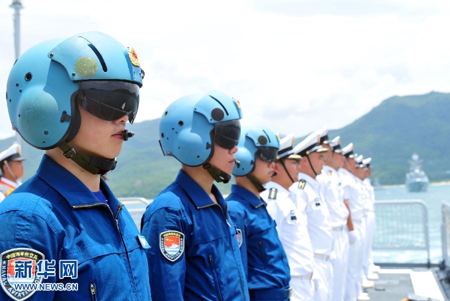  6月9日，在三亞某軍港，隨海口艦參演的艦載直升機飛行員整裝待發(fā)。