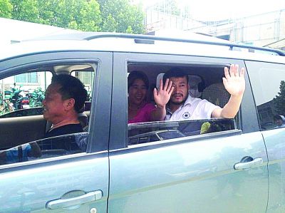 孫正龍和妻子、家人，揮手和醫(yī)護人員告別。張凌飛