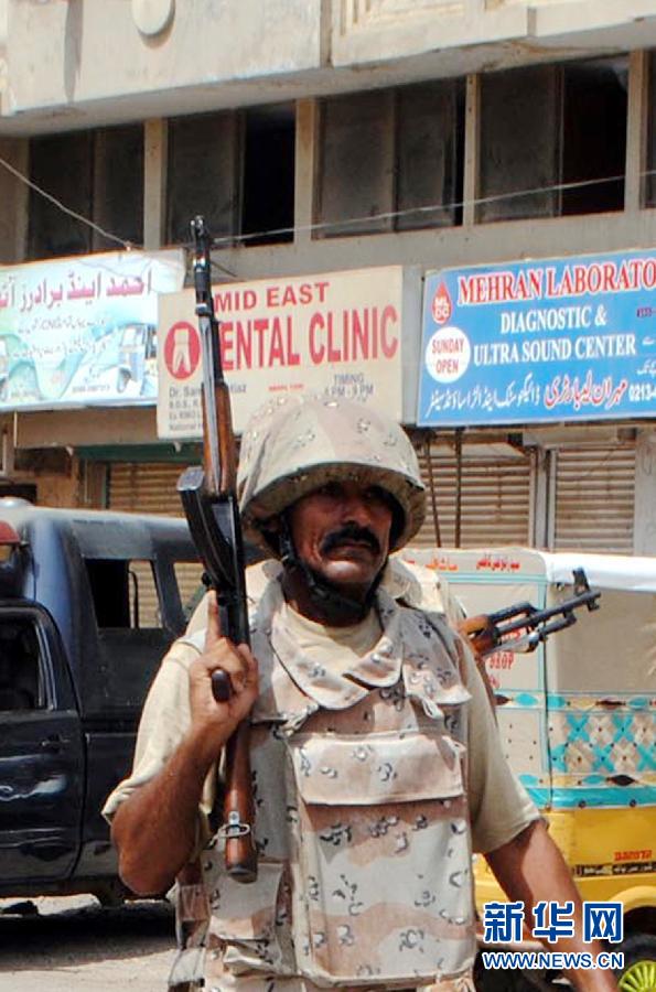 6月10日，在巴基斯坦南部城市卡拉奇真納國際機(jī)場附近，安全人員在街頭警戒。