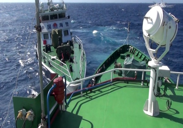 越南拍攝的中國(guó)?？樟α孔o(hù)衛(wèi)981鉆井平臺(tái)。