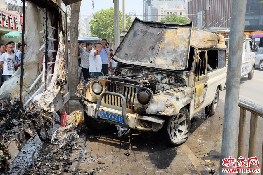 火災(zāi)撲滅后，交警部門將車進行拖離。