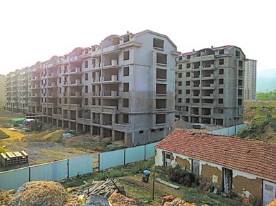 住宅樓的外立面還未裝修，但據(jù)售樓處工作人員介紹，第一批開盤已經(jīng)賣掉了99套。