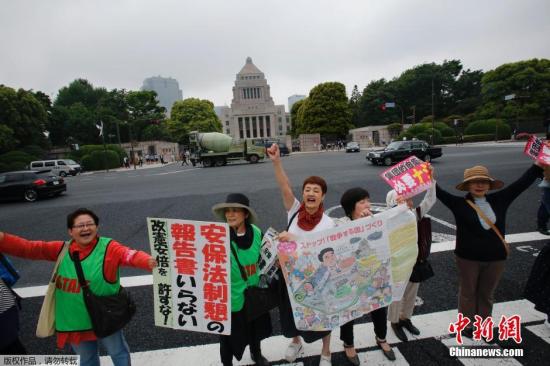 當?shù)貢r間5月13日，日本示威者在位于東京的國會議事堂外高喊口號，反對日本政府計劃修憲以解禁自衛(wèi)權(quán)。
