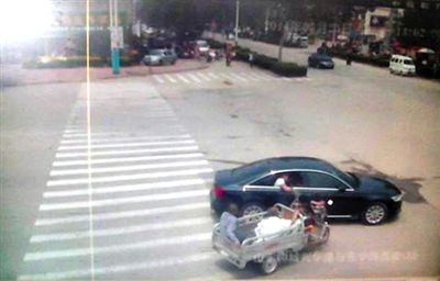 23日中午，陳母被突然噴毒。新京報記者 王瑞鋒 攝