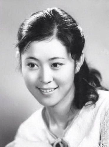 年輕時(shí)的倪萍很清秀 年輕時(shí)的倪萍很清秀