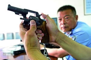 出發(fā)前,認(rèn)真檢查槍械。