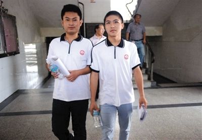 昨日下午5時(shí),江西宜春“奪刀少年”柳艷兵和易政勇順利完成單獨(dú)高考,走出考場(chǎng)。