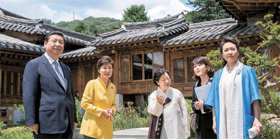 照片中左起分別是習(xí)近平、樸槿惠、家具博物館館長(zhǎng)鄭美淑(音)、隨同翻譯、彭麗媛。