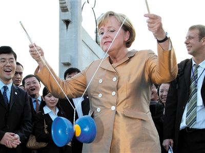 2007年8月27日，北京，默克爾正在玩扯鈴。