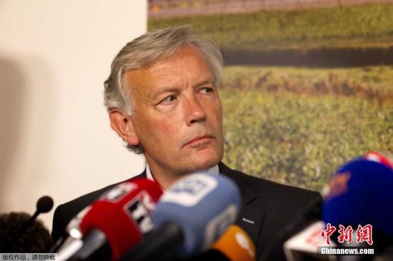 7月17日，在荷蘭阿姆斯特丹斯希普霍爾機場舉行的的新聞發(fā)布會上，馬航歐洲區(qū)負責人介紹情況。