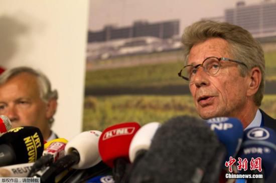 7月17日，在荷蘭阿姆斯特丹斯希普霍爾機場舉行的的新聞發(fā)布會上，馬航歐洲區(qū)負責人介紹情況。