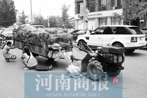 兩車相蹭后，小陳與妻子慌了神