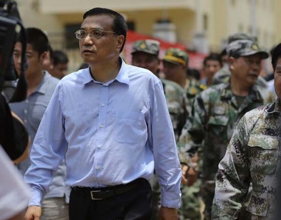 　8月4日，中共中央政治局常委，國(guó)務(wù)院總理李克強(qiáng)在云南魯?shù)榈卣馂?zāi)區(qū)察看災(zāi)情。